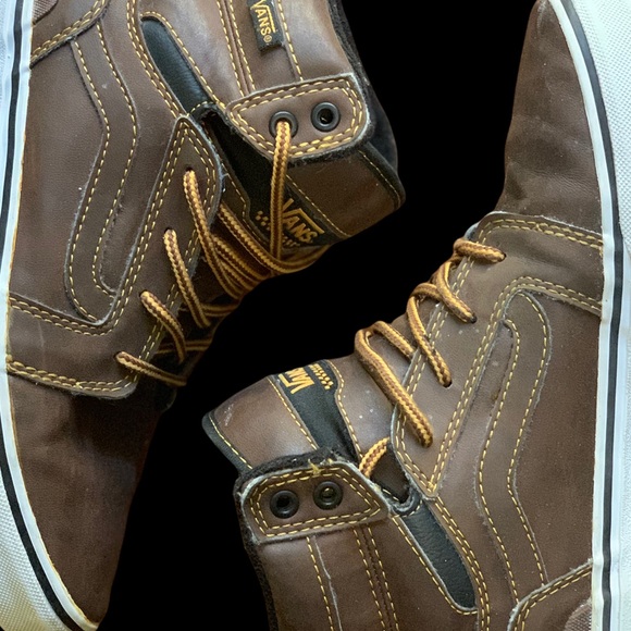 Youth Brown Leather Vans. Size 4.5. Two Tone Round Shoelaces. - Picture 4 of 5